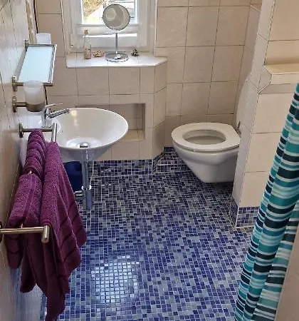 Charmantes Haeuschen Mit Garten Und Parkplatz