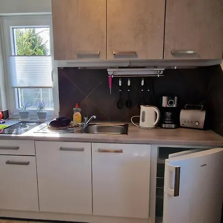 Charmantes Haeuschen Mit Garten Und Parkplatz