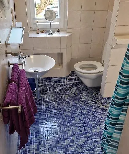 Charmantes Haeuschen Mit Garten Und Parkplatz