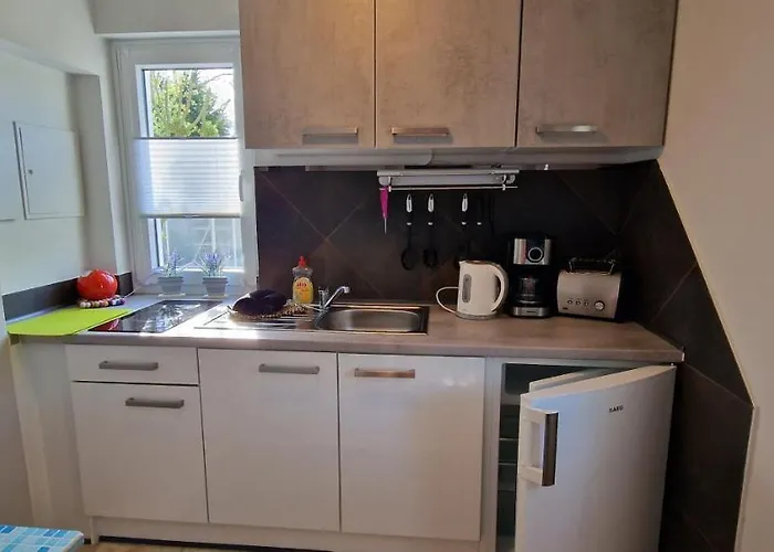 Charmantes Haeuschen Mit Garten Und Parkplatz